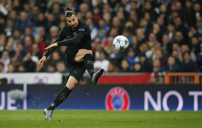 El jugador del PSG, Zlatam Ibrahimovic, lanza un tiro a puerta.