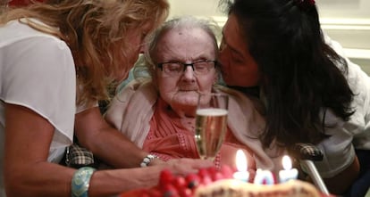 Clare Hollingworth em 10 de outubro, durante a comemoração de seu 105 aniversário.