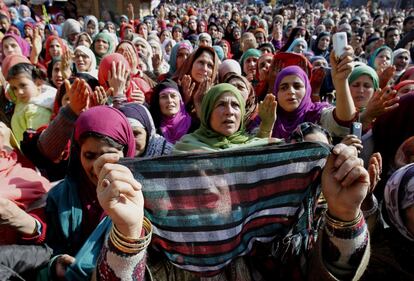 Musulmanes oran al santo sufí Syed Abdul Qadir Jilani fuera de su santuario en Srinagar, India. 