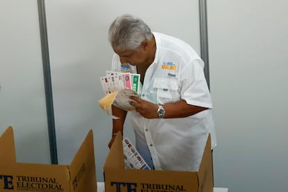 El candidato a la presidencia de Panamá José Raúl Mulino llega a votar este domingo, en el Centro de Convenciones Atlapa en Ciudad de Panamá (Panamá). 