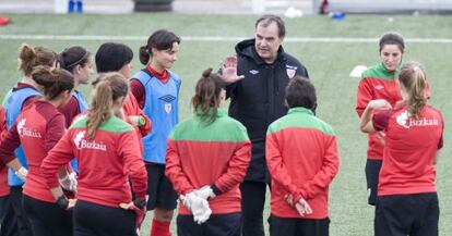 Bielsa da instrucciones a un grupo de jugadores del equipo femenino del Athletic.