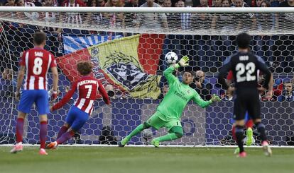 El jugador del Atlético de Madrid Antoine Griezmann marca el segundo gol del equipo.