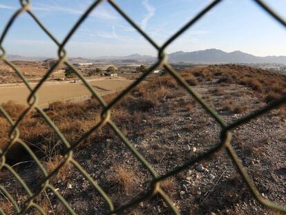 Vallado que limita el área restringida de contaminación en Palomares (Almería)
