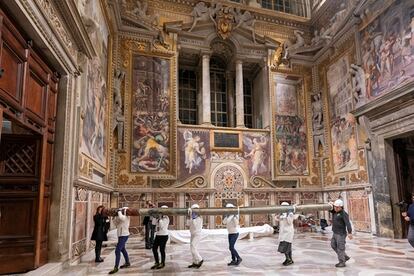 Los 10 tapices se exponen en los Museos Vaticanos en la sala de Rafael. Algunos fueron mostrados en la Sixtina hace 37 años para celebrar los 500 años del nacimiento de pintor y cuatro de ellos durante solo un día en 2010, antes de que fueran cedidos para una exposición en el Museo Victoria & Albert de Londres.