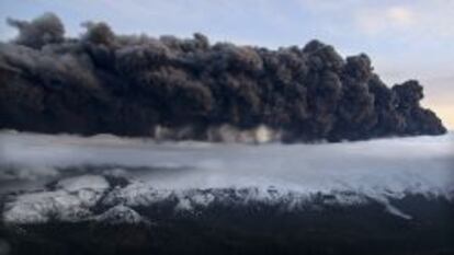 Una columna de ceniza del volcán Eyjafjallajökull se introduce en la atmósfera.