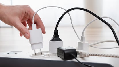 Esta es la mejor alternativa para las regletas tradicionales: un enchufe de pared multiusos