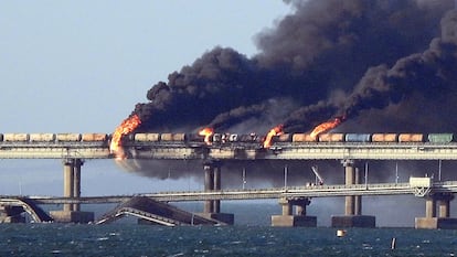 Varios vagones de un tren arden tras el ataque sobre el puente de Kerch, el pasado sábado.