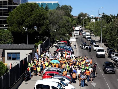 Protesta de los examinadores de tr&aacute;fico ante la sede de la Direcci&oacute;n General de Tr&aacute;fico en Madrid.
 