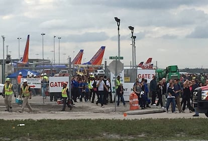 Pasajeros abandonan el aeropuerto.