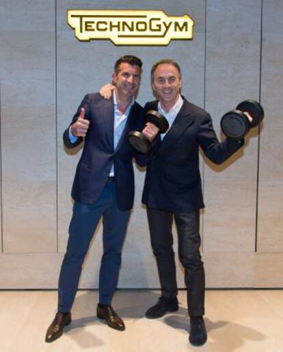 Luís Figo y Nerio Alessandri, presidente de Technogym, en la inauguración de la boutique madrileña de la firma italiana.