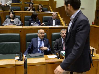 Joseba Egibar, detrás del lehendakari, en el pleno del Parlamento celebrado este jueves.