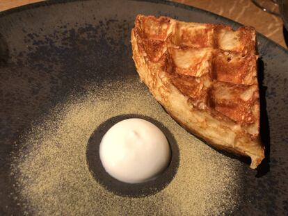 Gofre caliente de harina de maíz relleno de queso raclette rodeado de un polvo verde de pepino encurtido y deshidratado, con una bola de yogur espeso / Capel