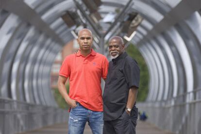 El cineasta Santiago A. Zannou junto a su padre Alphonse, en el puente de Arganzuela.