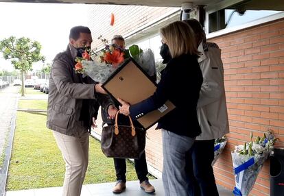 Marian Vega, viuda de Luis Hortelano, recibe un ramo de flores de varios representantes de la asociación Mila Esker.