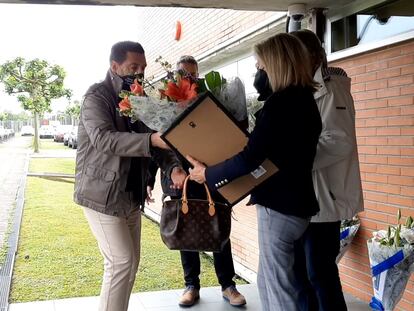 Marian Vega, viuda de Luis Hortelano, recibe un ramo de flores de varios representantes de la asociación Mila Esker.