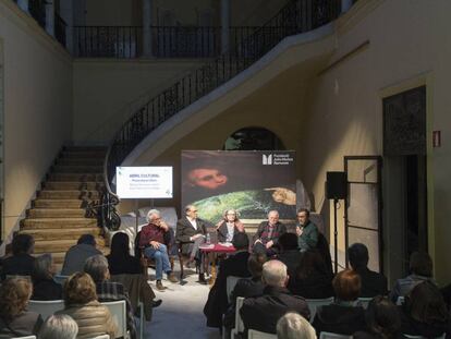 Presentació del llibre 'Muñoz Ramonet, retrat d'un home sense imatge', a la Casa de Muñoz Ramonet del carrer Muntaner. Manel Risques, Xavier Muñoz, Anna Ferrar, Martí Gómez i José Ángel Montañés, d'esquerra a dreta.