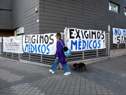 Varios carteles colocados en la entrada del Centro de Salud Paseo Imperial, en Madrid, para pedir médicos en los servicios de urgencias.