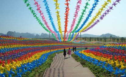 Molinos de viento de diversos colores en Laibin, región de Guangxi Zhuang (China).