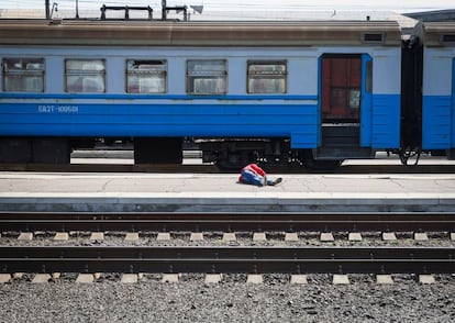 El cadáver de un hombre permanece en el suelo tras el ataque a la estación de tren de Kramatorsk. El presidente ucranio, Volodímir Zelenski, ha condenado el ataque. “Están destruyendo cínicamente a la población civil”, ha dicho. “Si no se castiga, nunca se detendrán”.