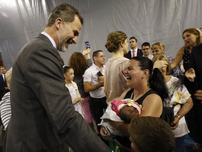 Don Felipe charla con una madre en el pabellón El Batán de Las Palmas de Gran Canaria, en la presentación del proyecto Barrios Orquestados, el 24 de abril de 2017.