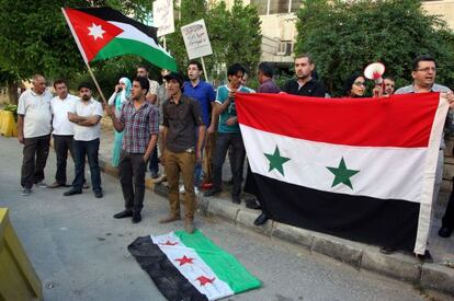 Partidarios de El Asad protestan ante el lugar en que se celebr&oacute; la &uacute;ltima reuni&oacute;n del grupo de Amigos de Siria, en Amm&aacute;n, Jordania. 