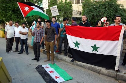 Partidarios de El Asad protestan ante el lugar en que se celebr&oacute; la &uacute;ltima reuni&oacute;n del grupo de Amigos de Siria, en Amm&aacute;n, Jordania. 