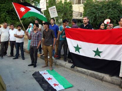 Partidarios de El Asad protestan ante el lugar en que se celebr&oacute; la &uacute;ltima reuni&oacute;n del grupo de Amigos de Siria, en Amm&aacute;n, Jordania. 