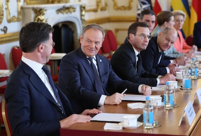 El secretario general de la OTAN, Mark Rutte (a la izquierda), conversa con el primer ministro polaco, Donald Tusk.