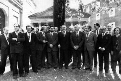 Los padres del Estatuto vasco posan bajo el árbol de Gernika, con Ardanza en el centro, en 1989.