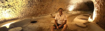 Pablo Calatayud, en su bodega de tinajas de barro.