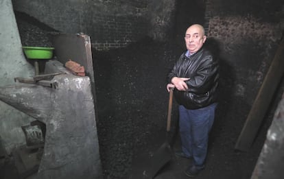 Mario Calzado, operario jubilado de calderas de carbón, en uno de los depósitos comunitarios de un edificio de Madrid.