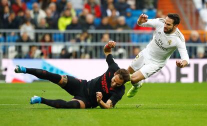 Dani Carvajal (derecha) y Nemanja Gudelj durante el Real Madrid - Sevilla.