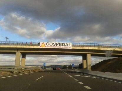 Cartel de protesta en la A-3 entre Tarancón y Honrubia (Cuenca) por los recortes en sanidad aprobados por el Gobierno de Cospedal.