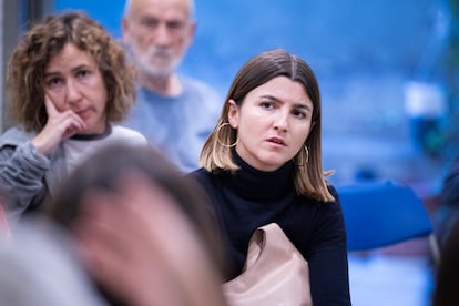 Carme Arcarazo, portavoz del Sindicat de Llogateres, en una asamblea en la escuela Drassanes.