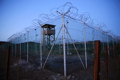 Vallas protectoras, el pasado marzo, en los alrededores de los campos de detenci&oacute;n en la base militar de Guant&aacute;namo   
