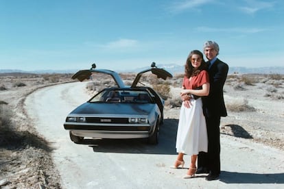 John DeLorean y su mujer, Cristina Ferrare, posan frente al famoso DMC, protagonista absoluto de 'Regreso al futuro'. |