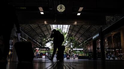 Tránsito de viajeros en la estación de trenes de Atocha.