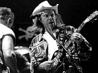 Neil Young, durante la actuación con la que cerró el domingo el Espárrago Rock de Jerez.