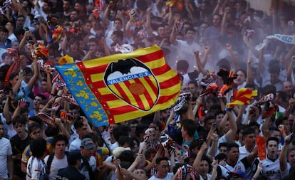 Aficionados del Valencia, antes del partido de vuelta de las semifinales de la Liga Europa contra el Arsenal.