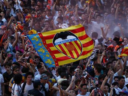 Aficionados del Valencia, antes del partido de vuelta de las semifinales de la Liga Europa contra el Arsenal.