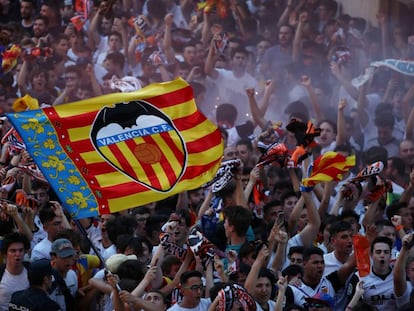 Aficionados del Valencia, antes del partido de vuelta de las semifinales de la Liga Europa contra el Arsenal.