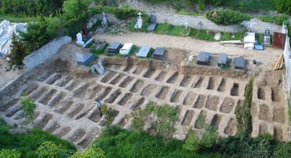 Aspecto del cementerio adyacente a la prisión de Valdenoceda tras la exhumación.