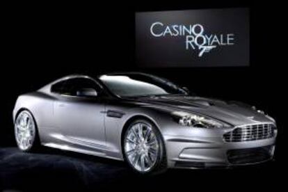 Foto cedida por Aston Martin del nuevo modelo DBS conducido por James Bond en su próxima película de 007 "Casino Royale y que será expuesto en la feria Tramo. EFE/Archivo