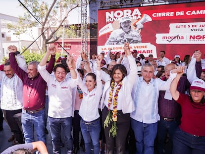 Claudia Sheinbaum, Adán Augusto López, Rocío Nahle y Mario Delgado flanquean a la candidata a la gobernatura de Aguascalientes, Nora Ruvalcaba, en su cierre de campaña.