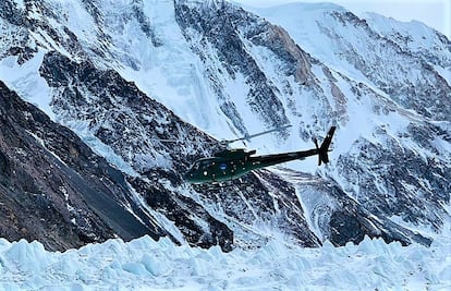 Los equipos de rescate buscan a los tres himalayistas desaparecidos en el ascenso al K2 este viernes.