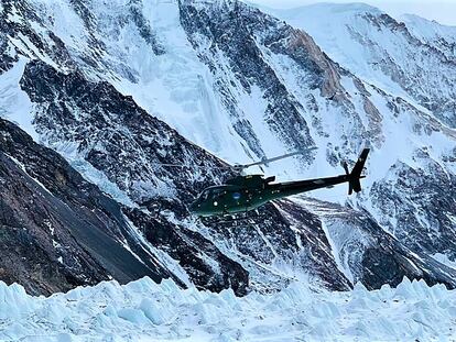 Los equipos de rescate buscan a los tres himalayistas desaparecidos en el ascenso al K2 este viernes.