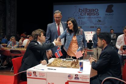 La concejala delegada del &Aacute;rea de Juventud y Deporte del Ayuntamiento de Bilbao, Oihane Agirregoitia, saluda a Carlsen al comienzo de la primera ronda junto al director del torneo, Juan Carlos Fern&aacute;ndez.