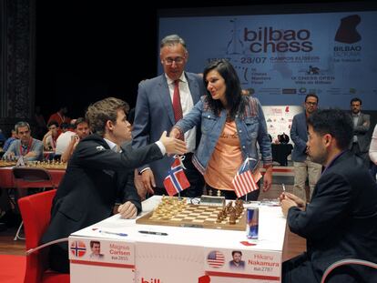 La concejala delegada del Área de Juventud y Deporte del Ayuntamiento de Bilbao, Oihane Agirregoitia, saluda a Carlsen al comienzo de la primera ronda junto al director del torneo, Juan Carlos Fernández.