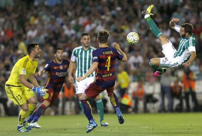 Ivan Rakitic moments abans de marcar el primer gol de l'equip enfront del porter del Betis, Antonio Adán.