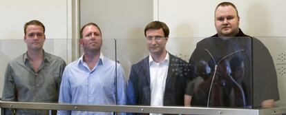 Mathias Ortmann (tercero por la izquierda) junto al fundador de la web de descargas MegaUpload, Kim Schmitz (derecha).